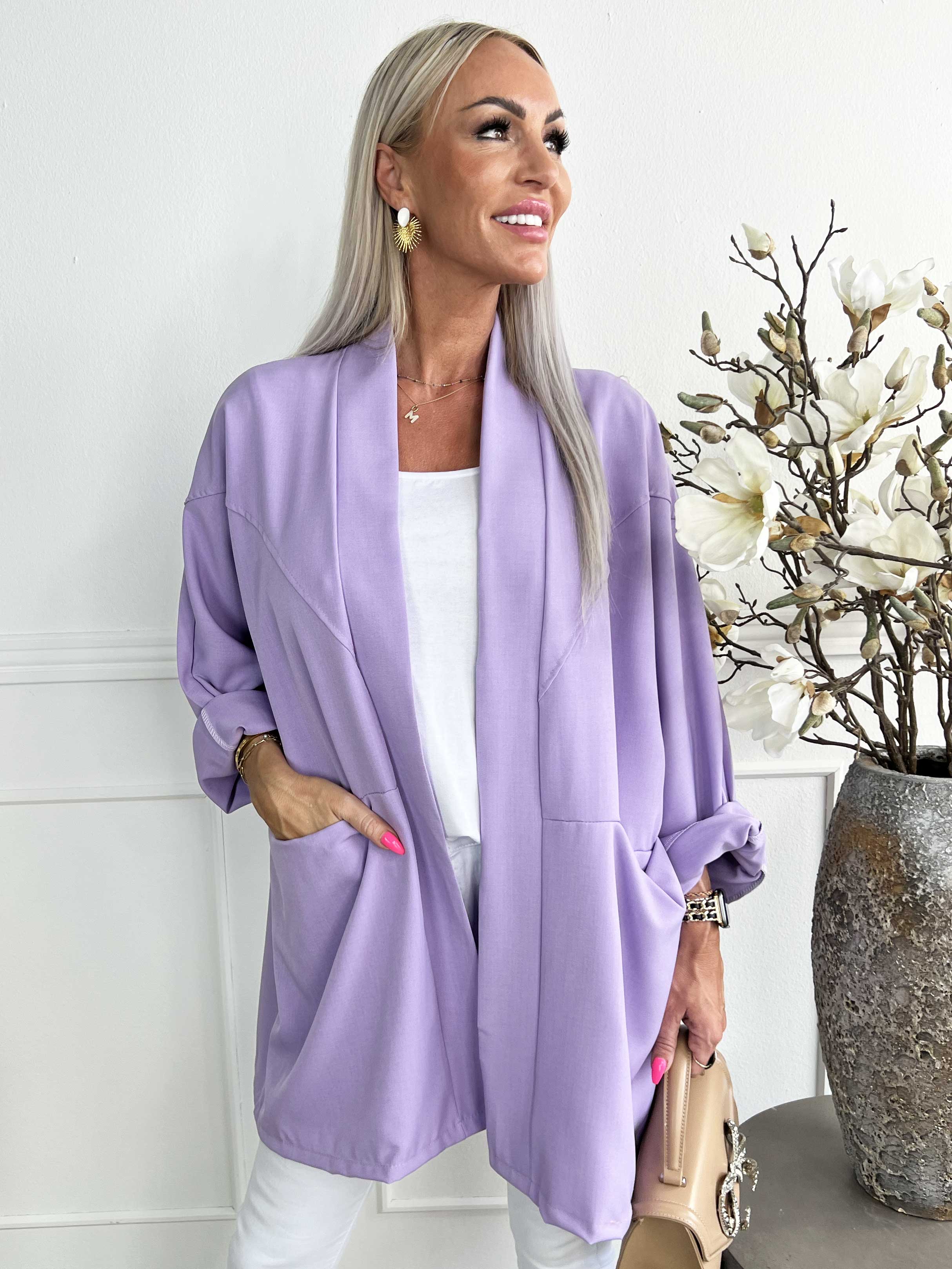 Annah Light Short - Oversized jakke med tydelige syninger og lommer